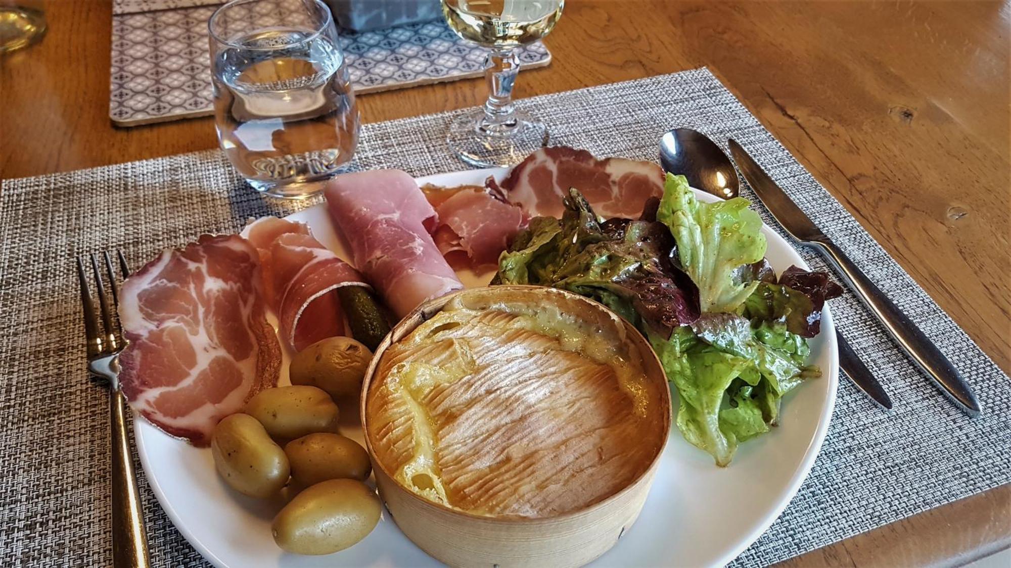 Couette-café La Coustille Et Table D'hôtes